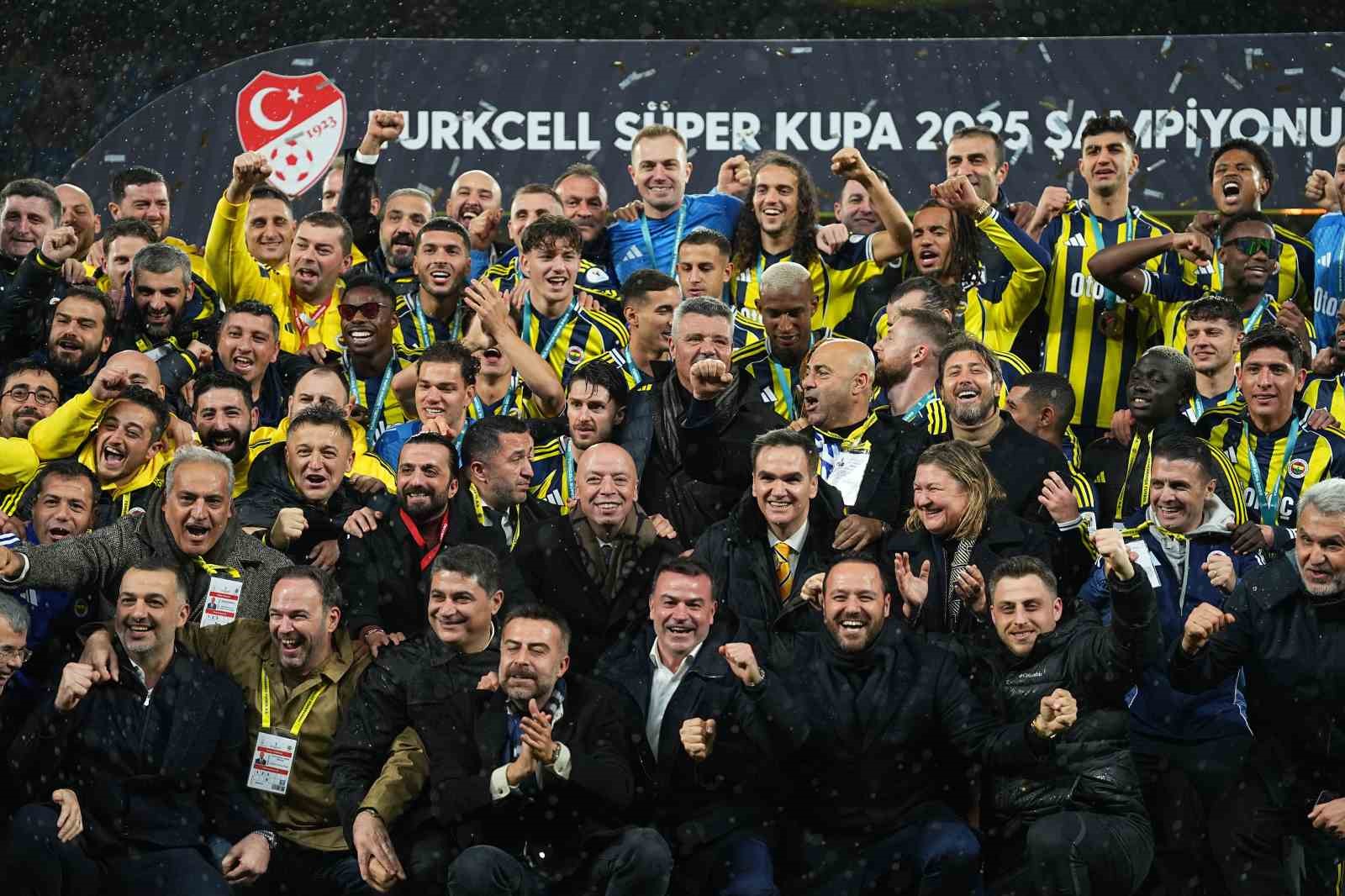 Fenerbahçe, kupayı kaldırdı
