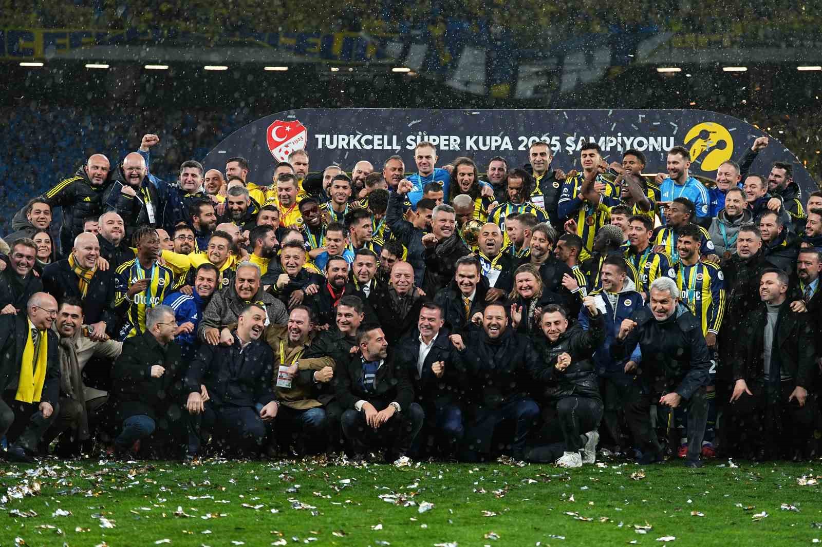 Fenerbahçe, kupayı kaldırdı
