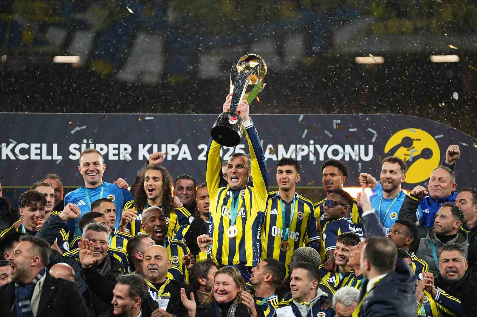 Fenerbahçe, kupayı kaldırdı
