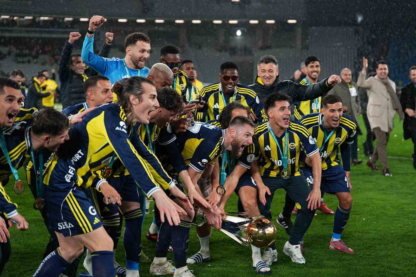 Fenerbahçe, kupayı kaldırdı
