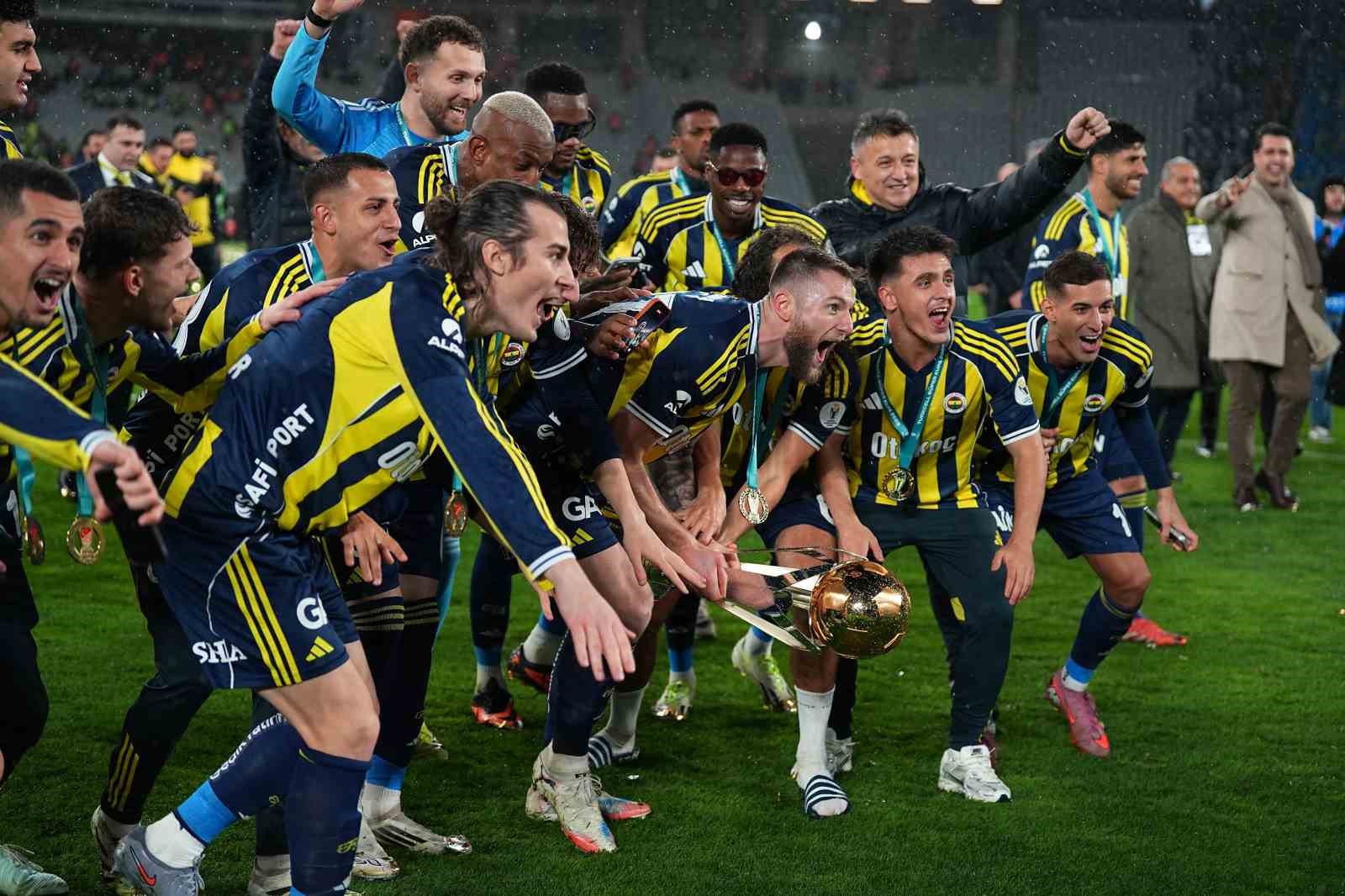 Fenerbahçe, kupayı kaldırdı
