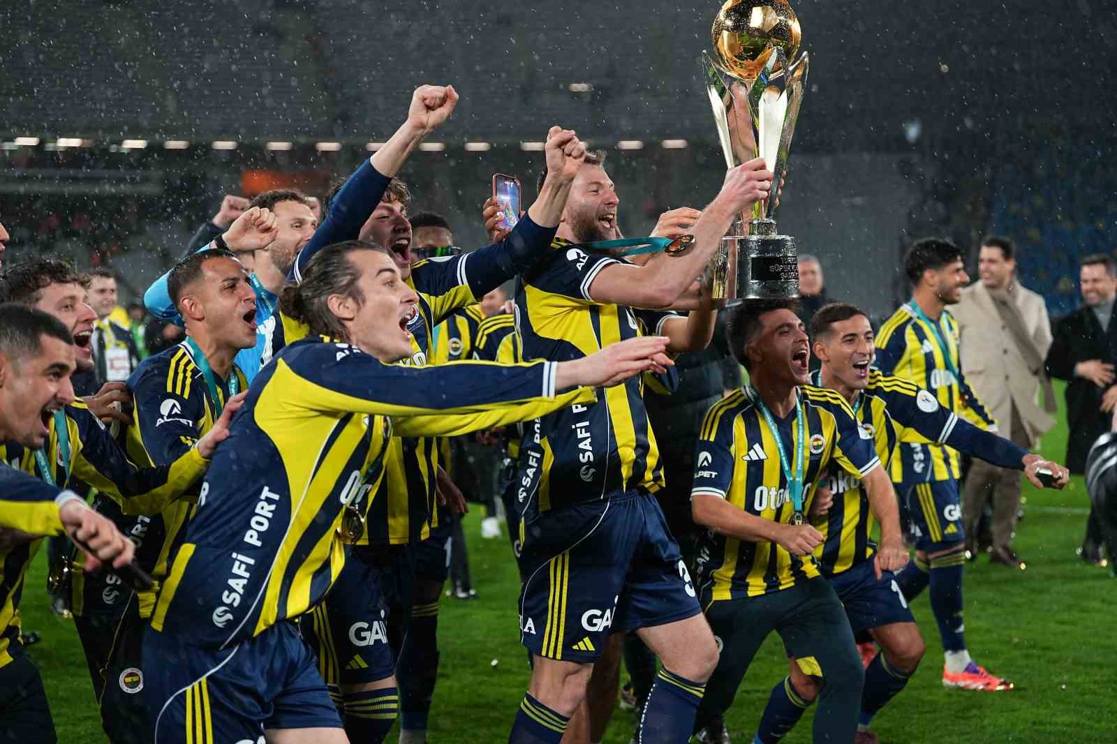 Fenerbahçe, kupayı kaldırdı
