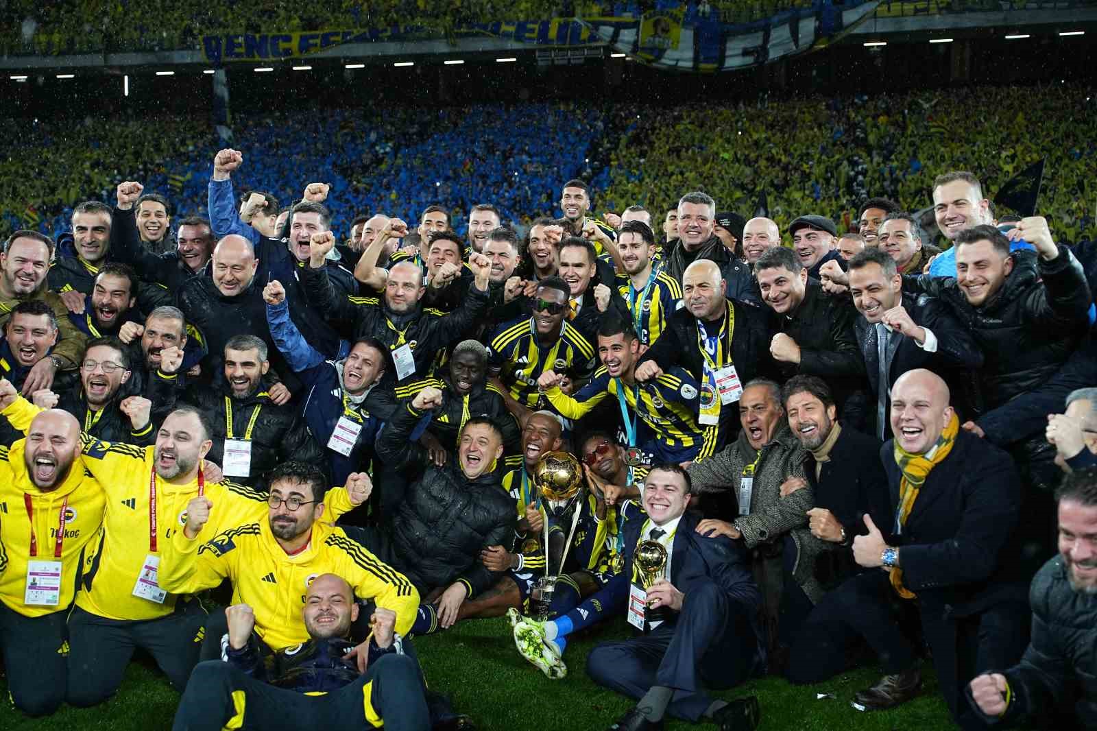 Fenerbahçe, kupayı kaldırdı
