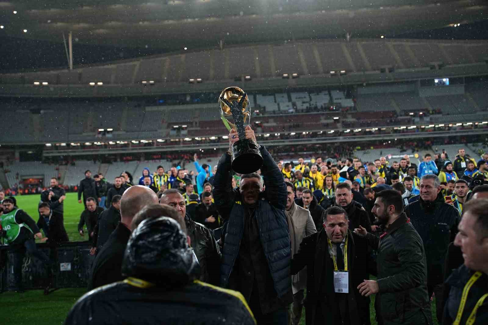 Fenerbahçe, kupayı kaldırdı
