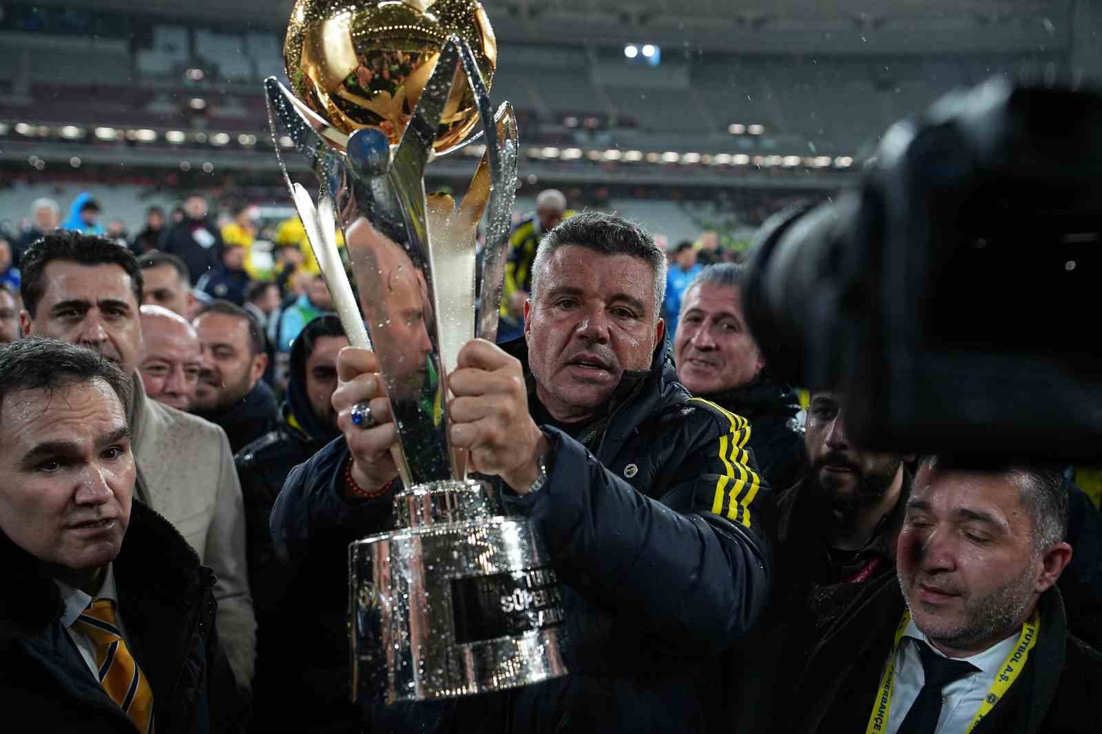 Fenerbahçe, kupayı kaldırdı
