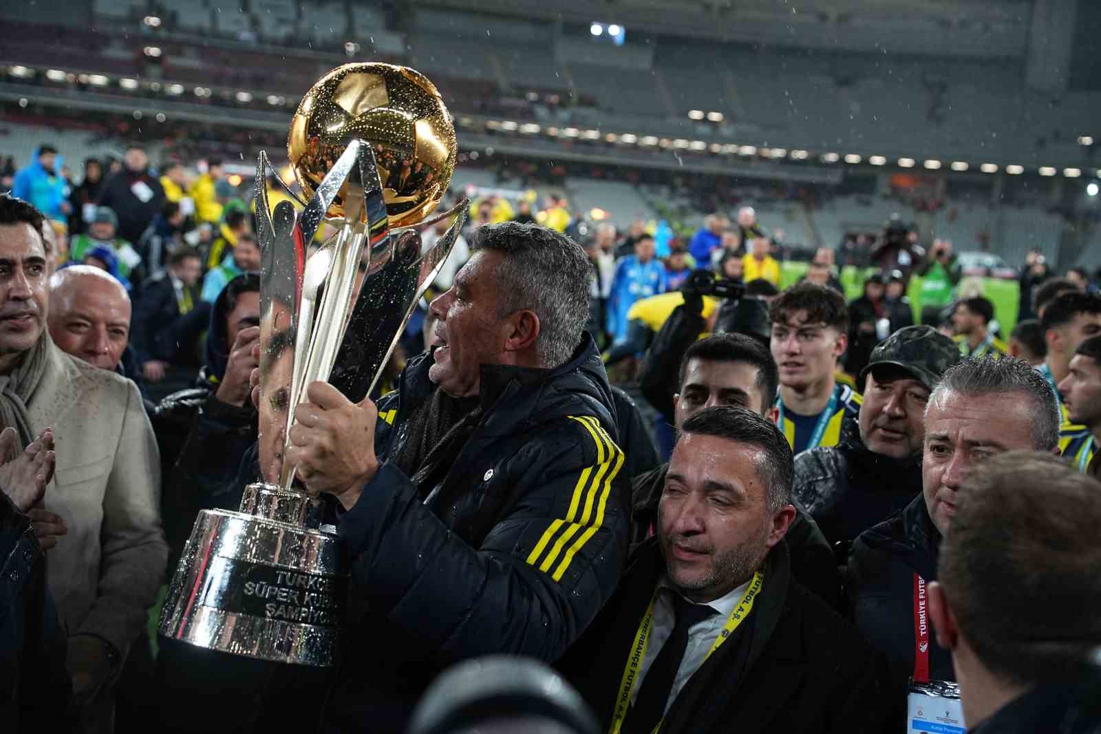Fenerbahçe, kupayı kaldırdı
