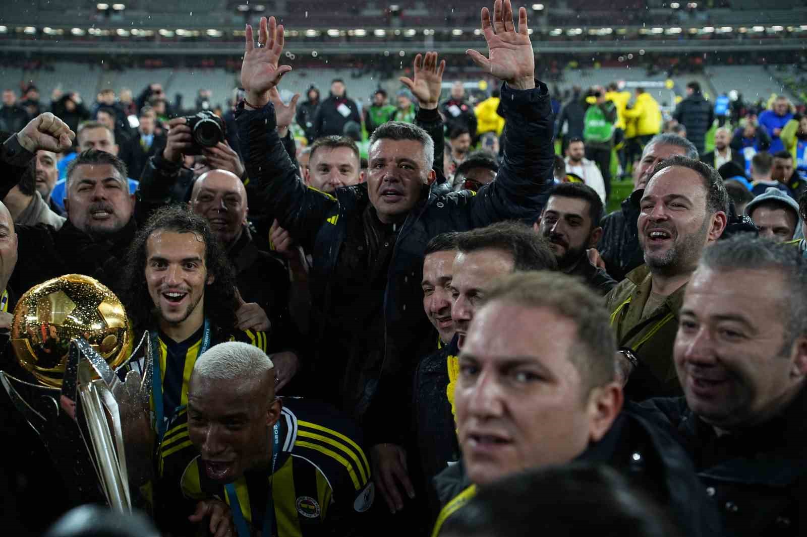 Fenerbahçe, kupayı kaldırdı
