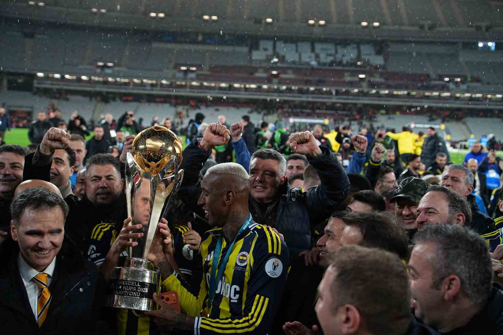 Fenerbahçe, kupayı kaldırdı
