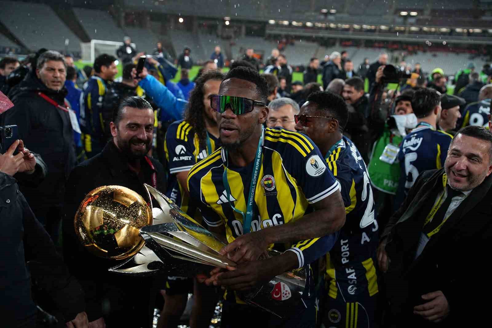 Fenerbahçe, kupayı kaldırdı
