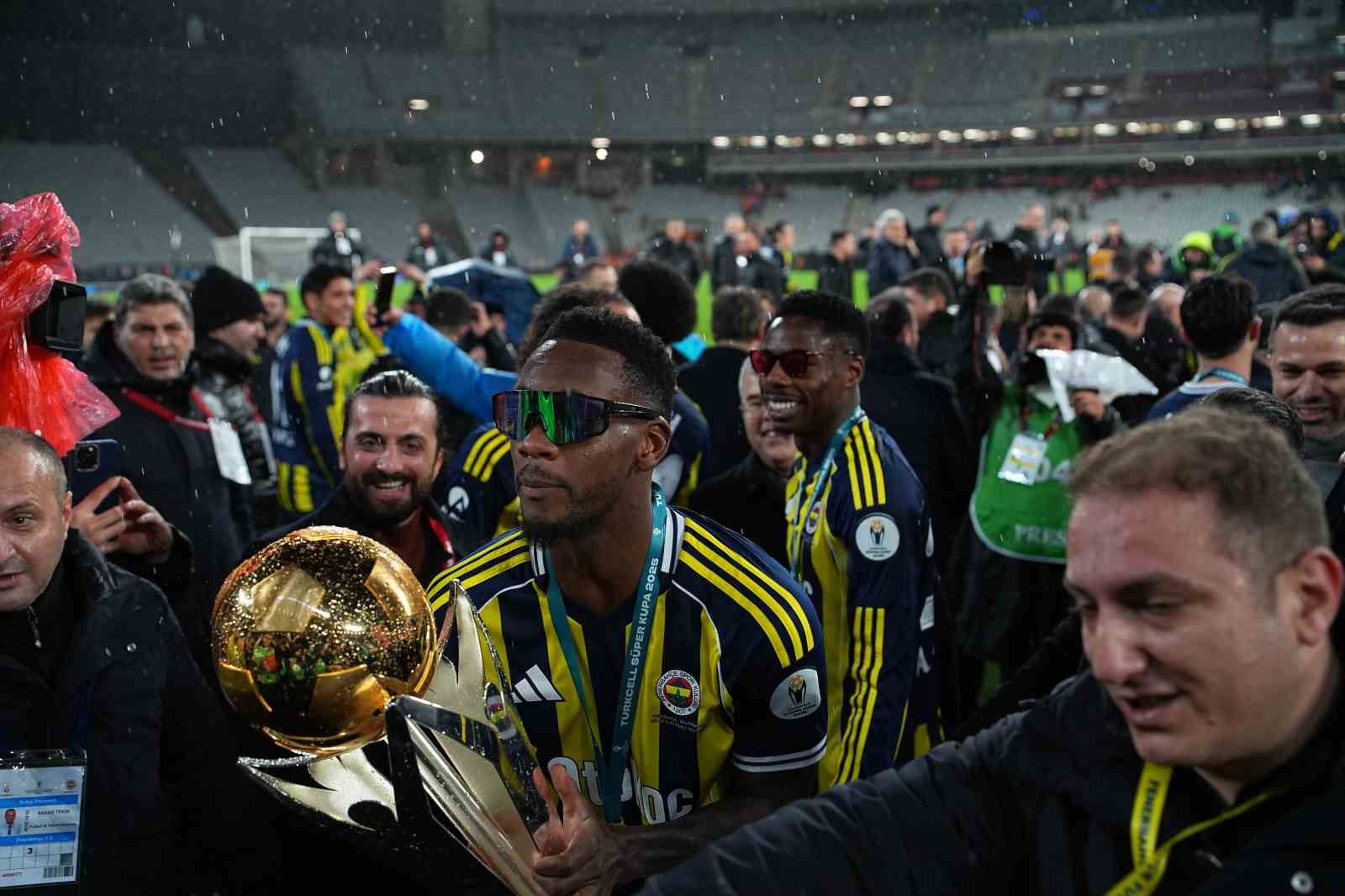Fenerbahçe, kupayı kaldırdı
