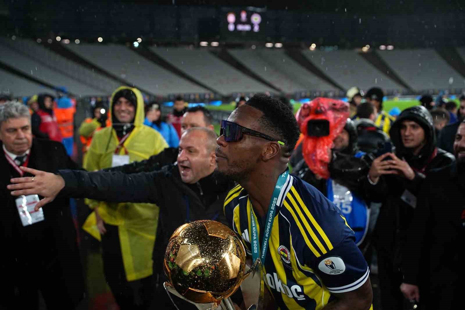 Fenerbahçe, kupayı kaldırdı
