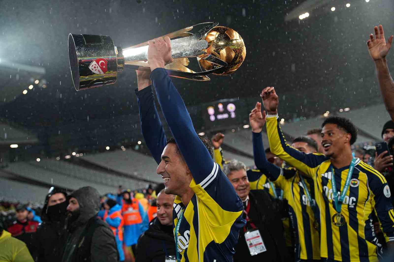 Fenerbahçe, kupayı kaldırdı
