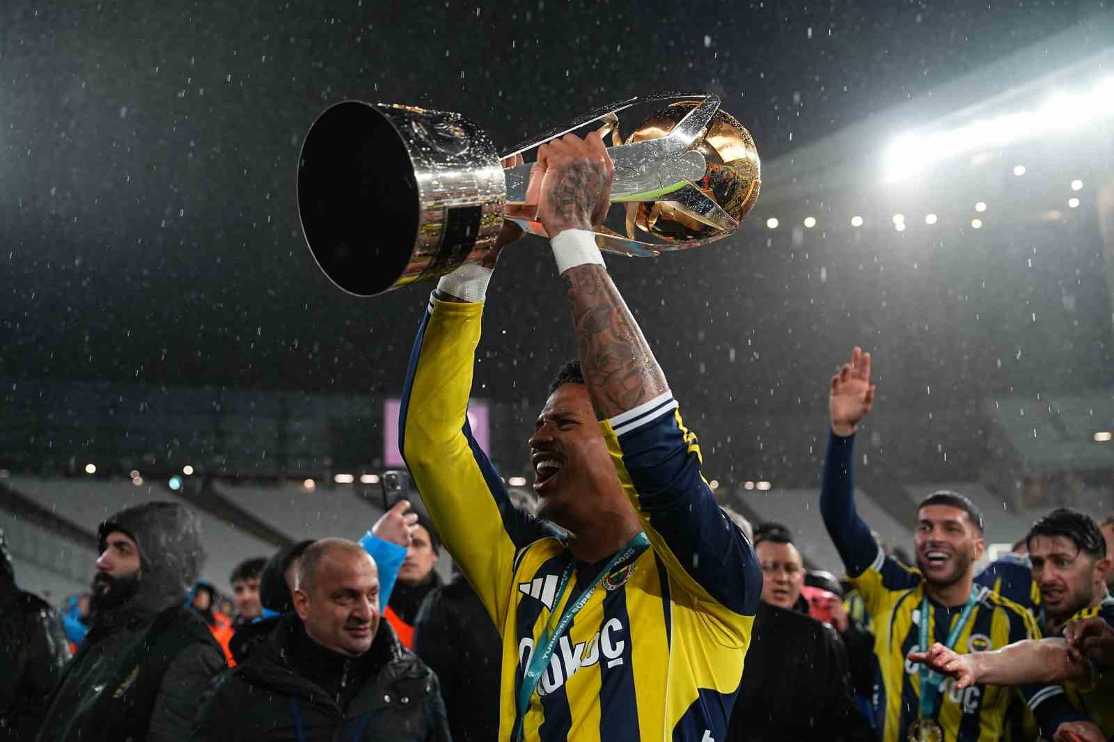 Fenerbahçe, kupayı kaldırdı
