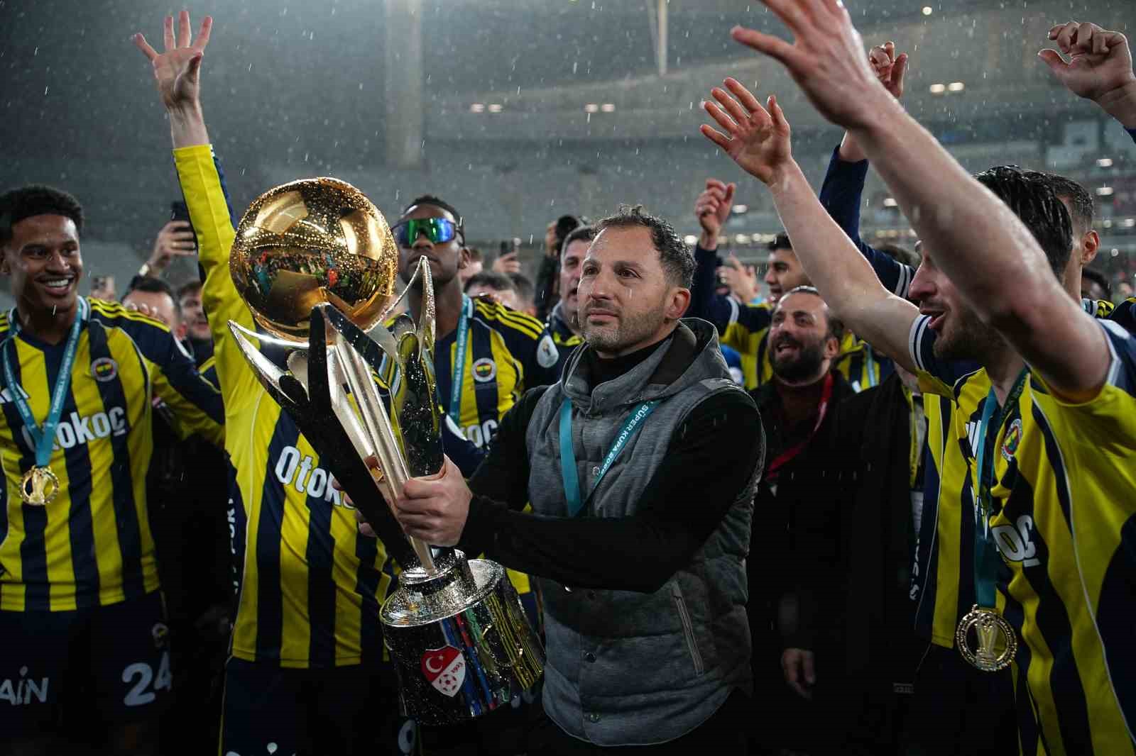 Fenerbahçe, kupayı kaldırdı
