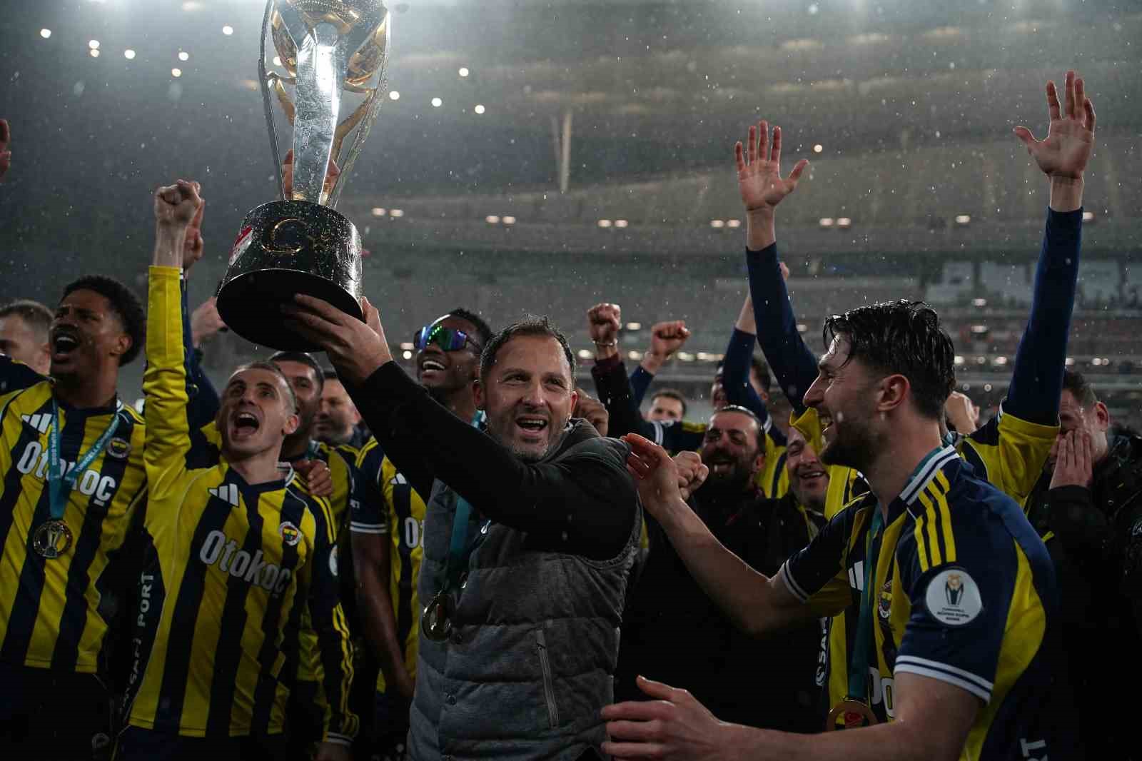 Fenerbahçe, kupayı kaldırdı
