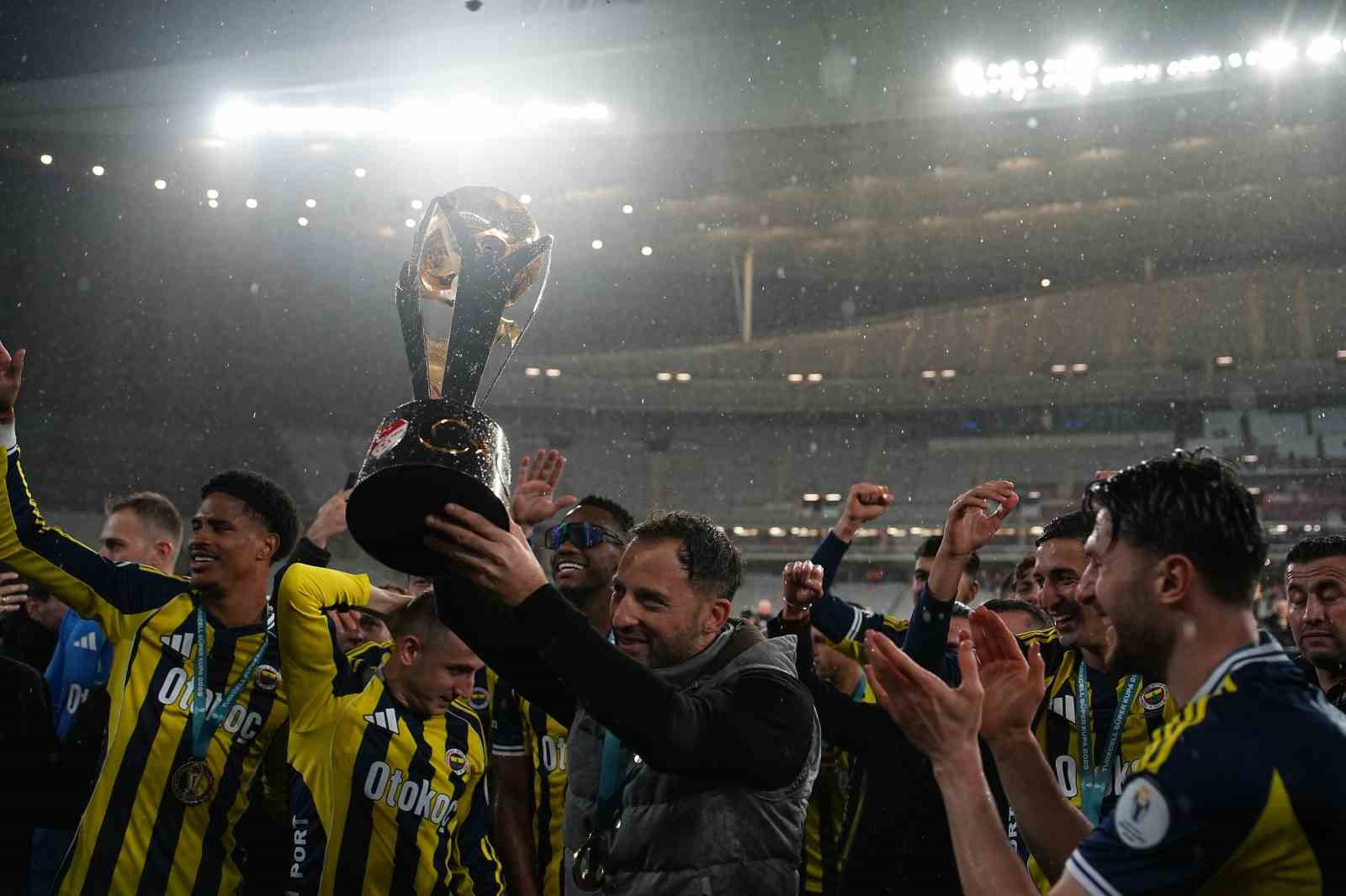 Fenerbahçe, kupayı kaldırdı

