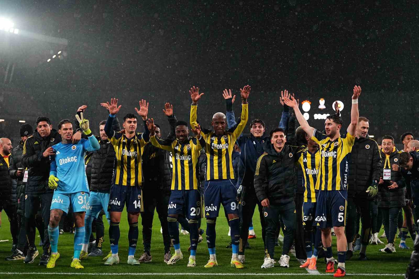 Fenerbahçe, kupayı kaldırdı

