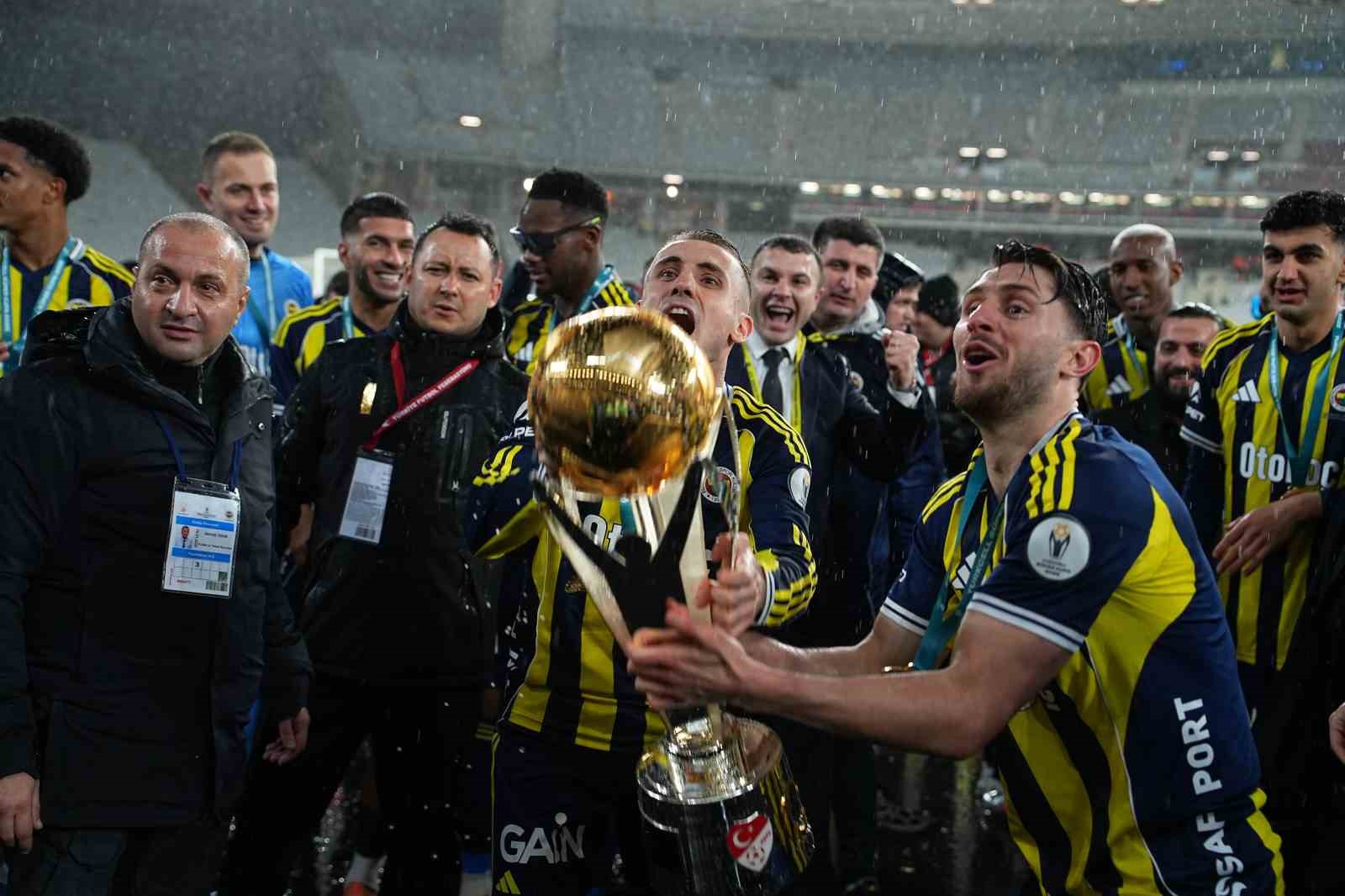 Fenerbahçe, kupayı kaldırdı
