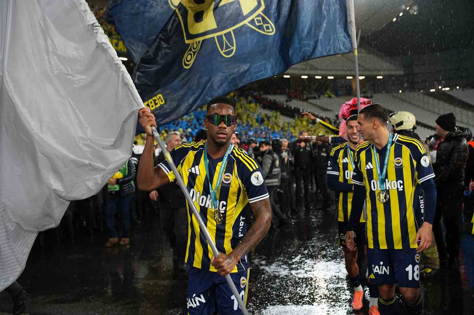 Fenerbahçe, kupayı kaldırdı
