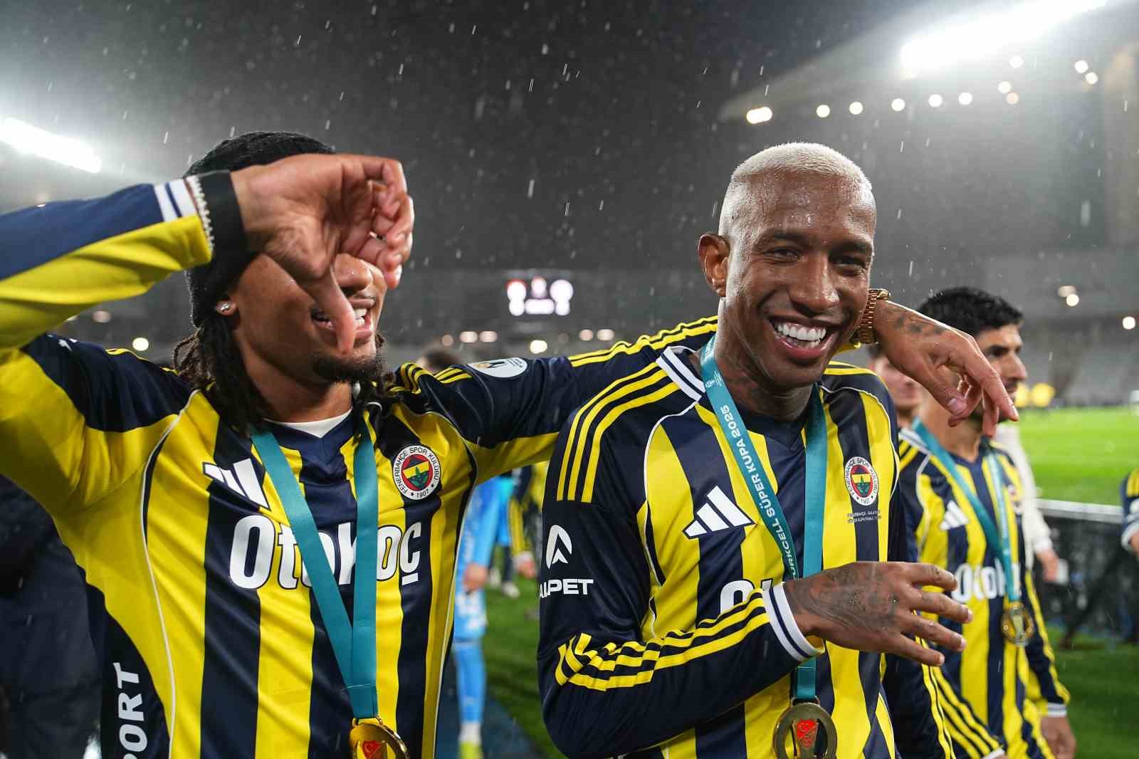 Fenerbahçe, kupayı kaldırdı
