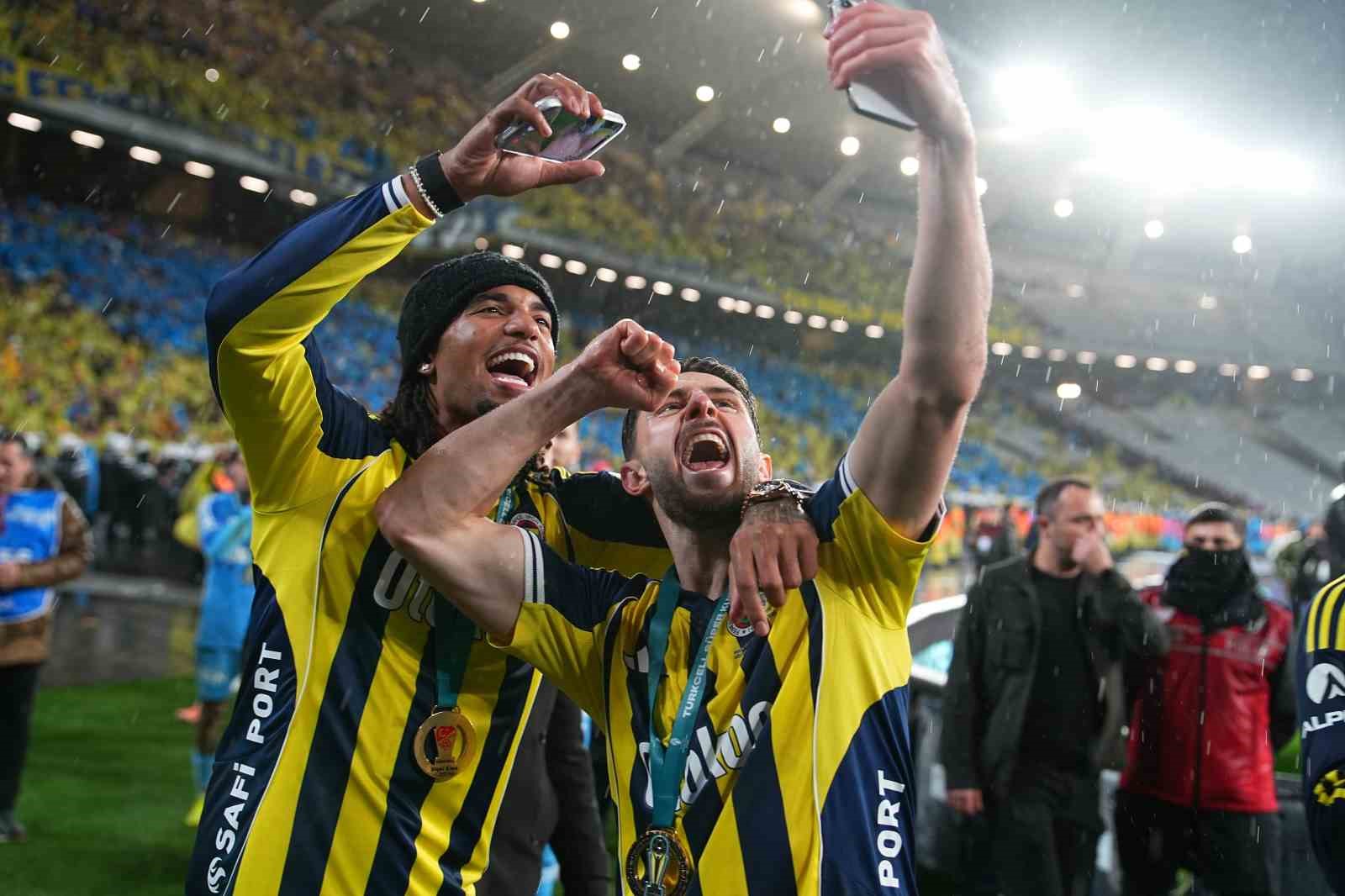 Fenerbahçe, kupayı kaldırdı
