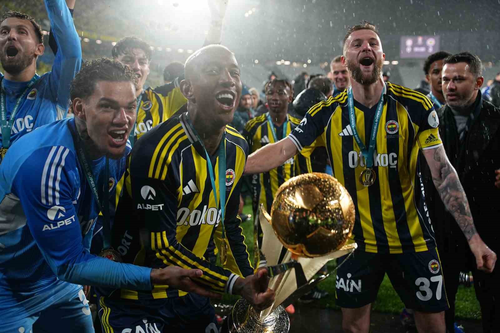 Fenerbahçe, kupayı kaldırdı
