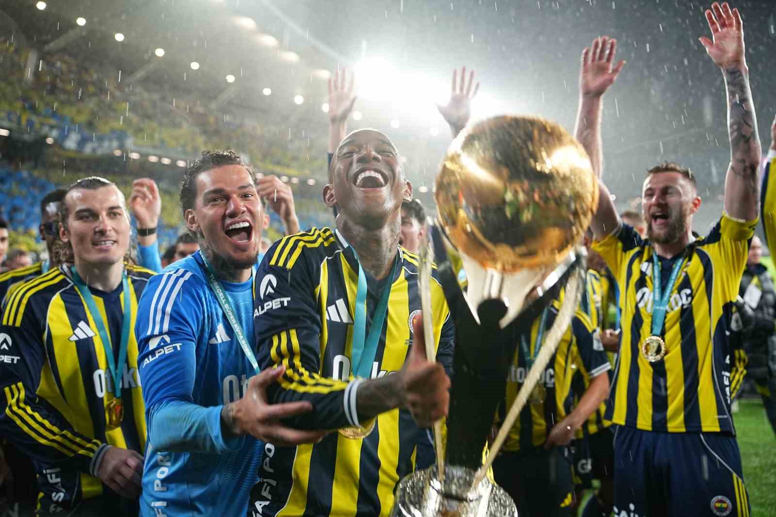 Fenerbahçe, kupayı kaldırdı
