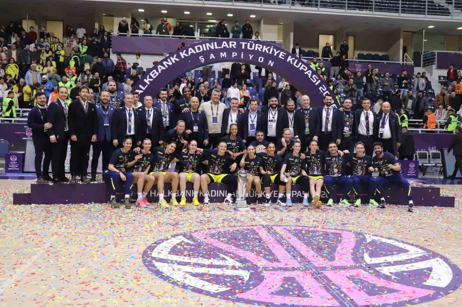 Fenerbahçe Opet, Halkbank Kadınlar Türkiye Kupası’nın sahibi oldu
