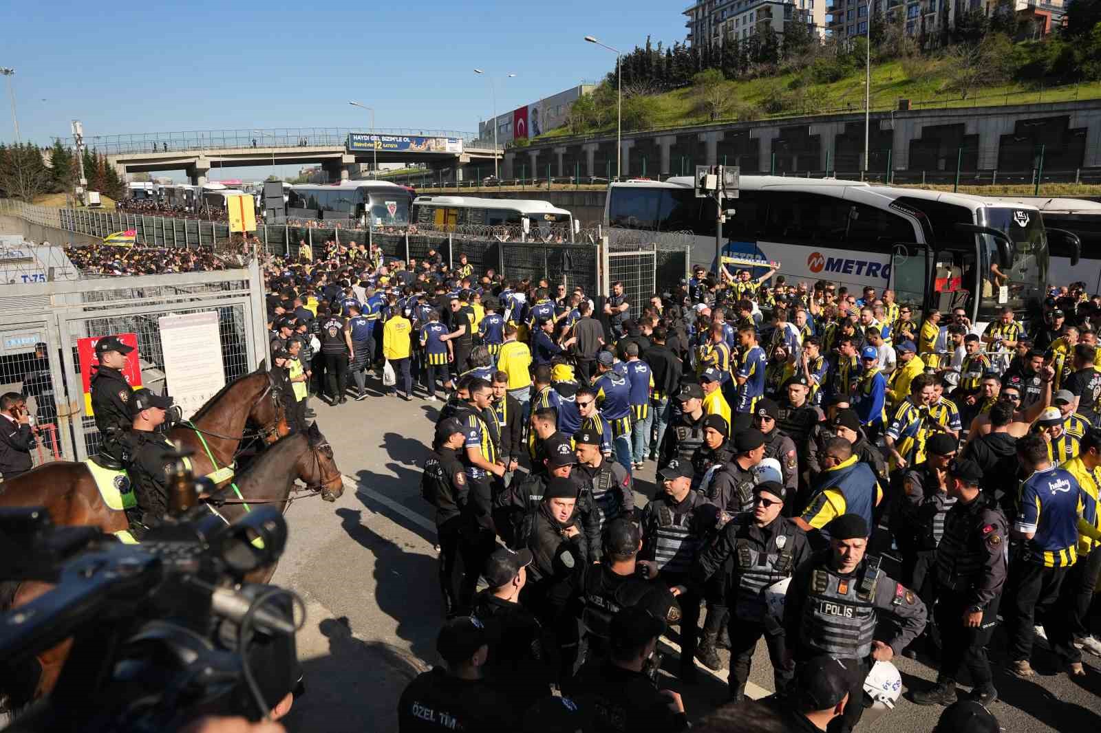 Fenerbahçe taraftarı, RAMS Park’a ulaştı
