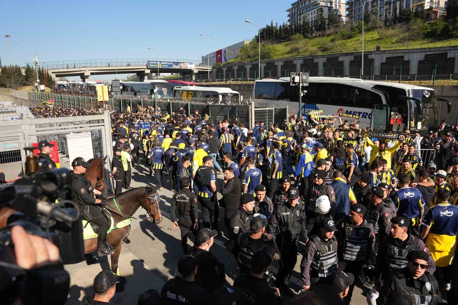 Fenerbahçe taraftarı, RAMS Park’a ulaştı
