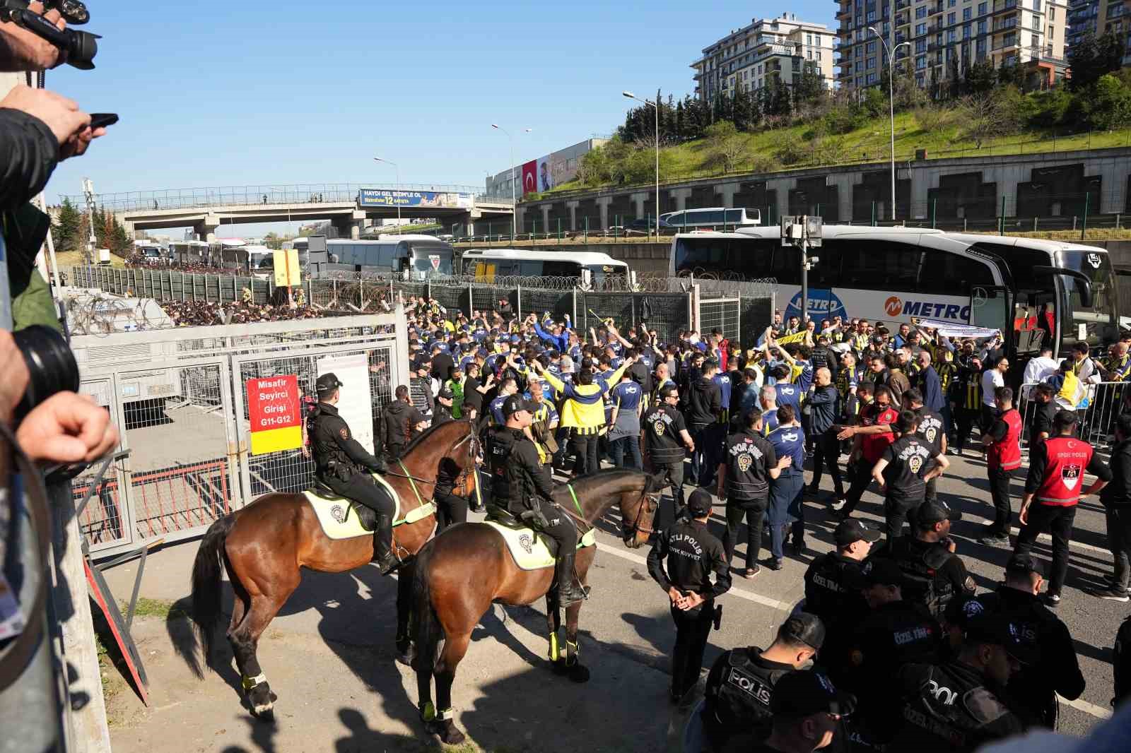 Fenerbahçe taraftarı, RAMS Park’a ulaştı
