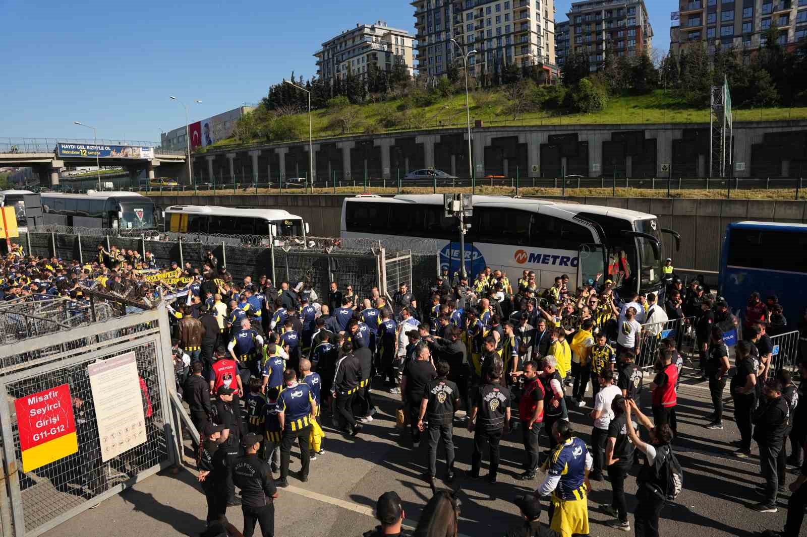 Fenerbahçe taraftarı, RAMS Park’a ulaştı
