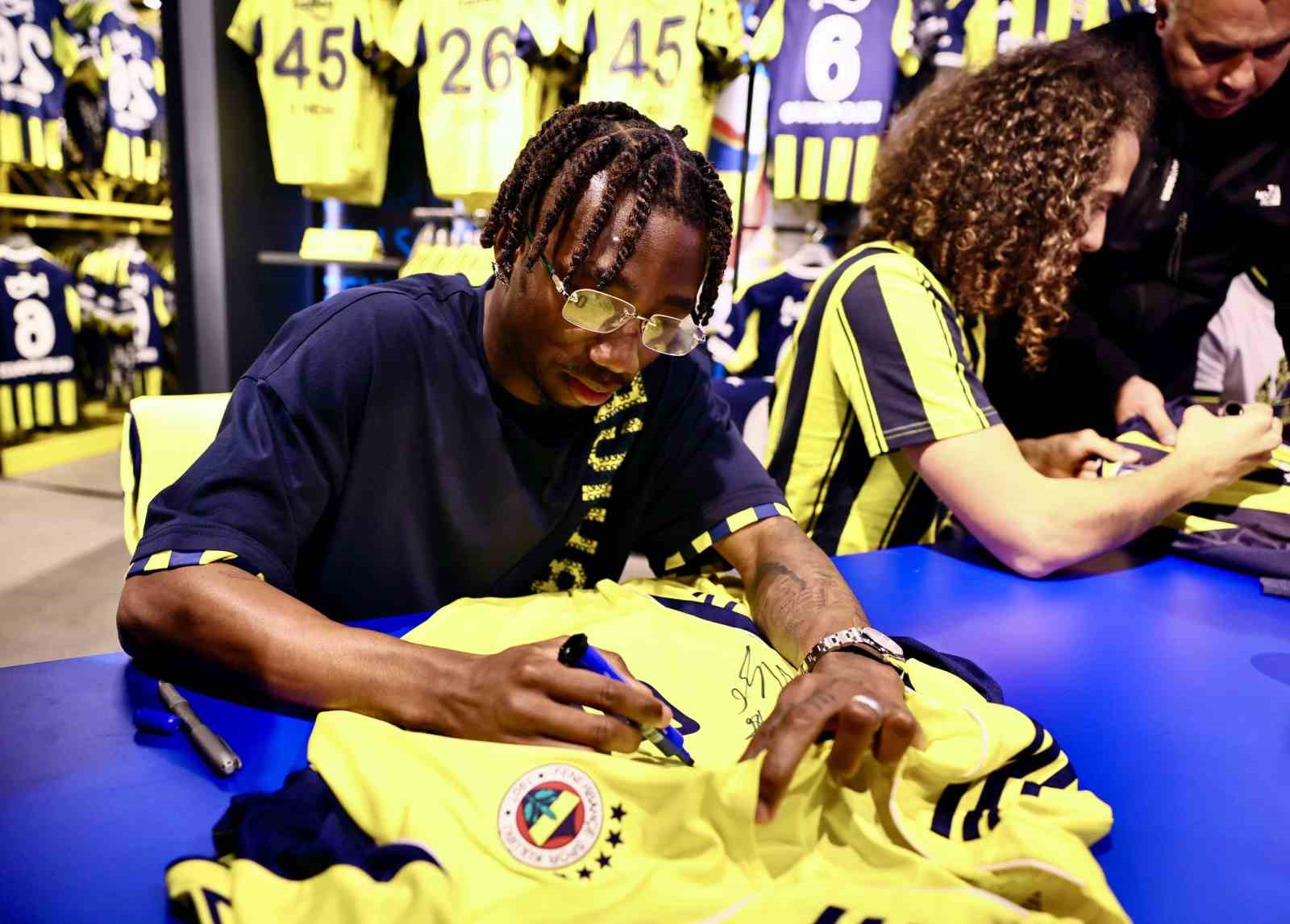 Fenerbahçeli futbolcular Guendouzi, Nene ve Cherif, taraftarlarla buluştu
