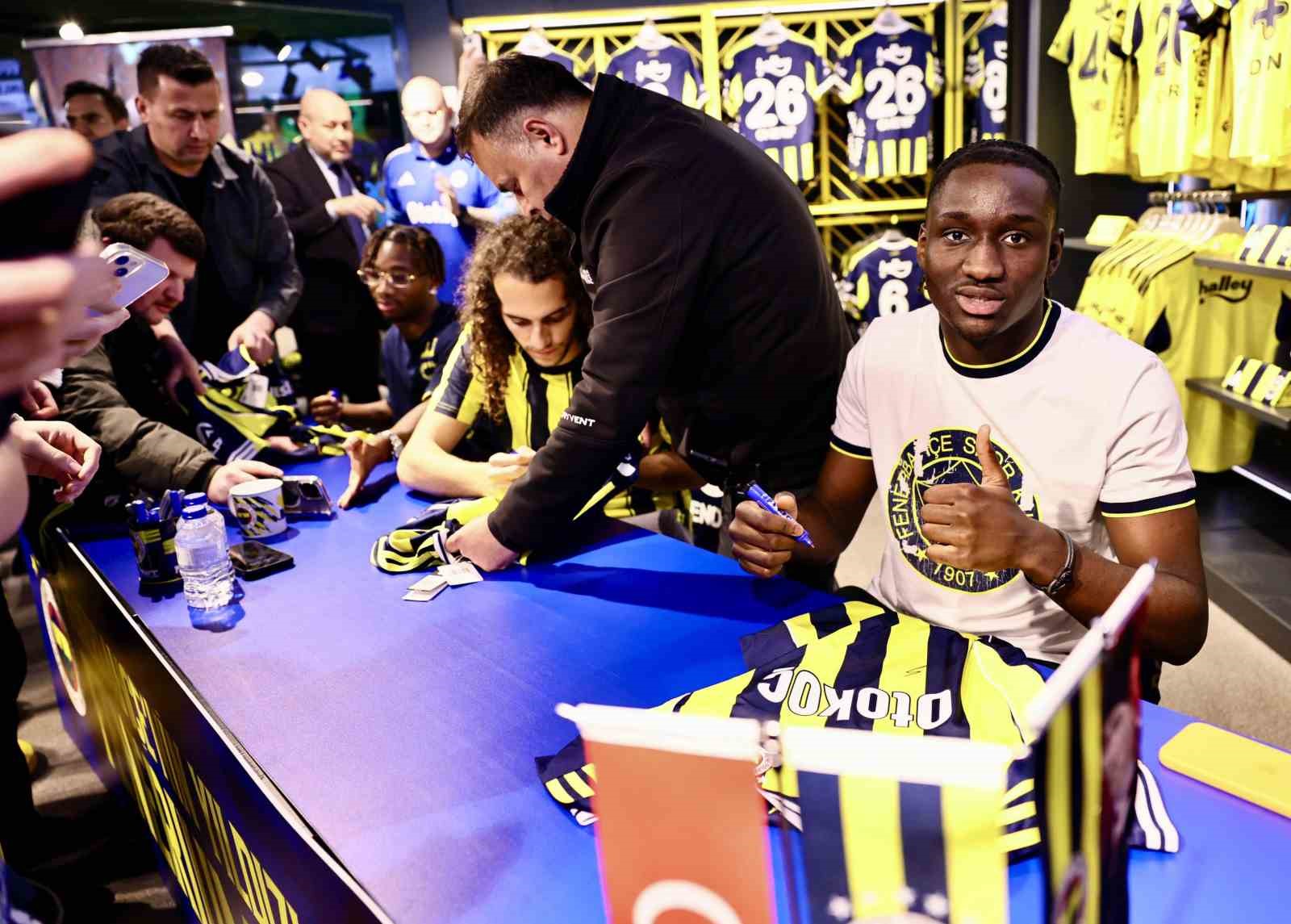 Fenerbahçeli futbolcular Guendouzi, Nene ve Cherif, taraftarlarla buluştu
