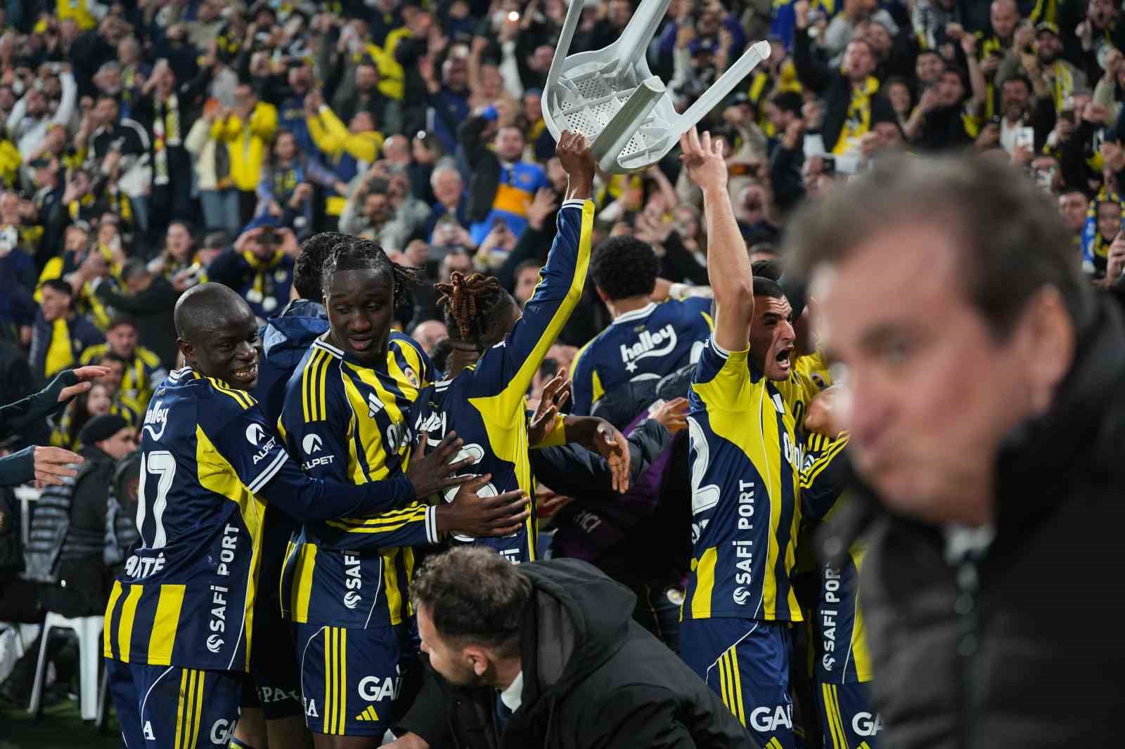 Fenerbahçeli futbolculardan derbi galibiyeti coşkusu
