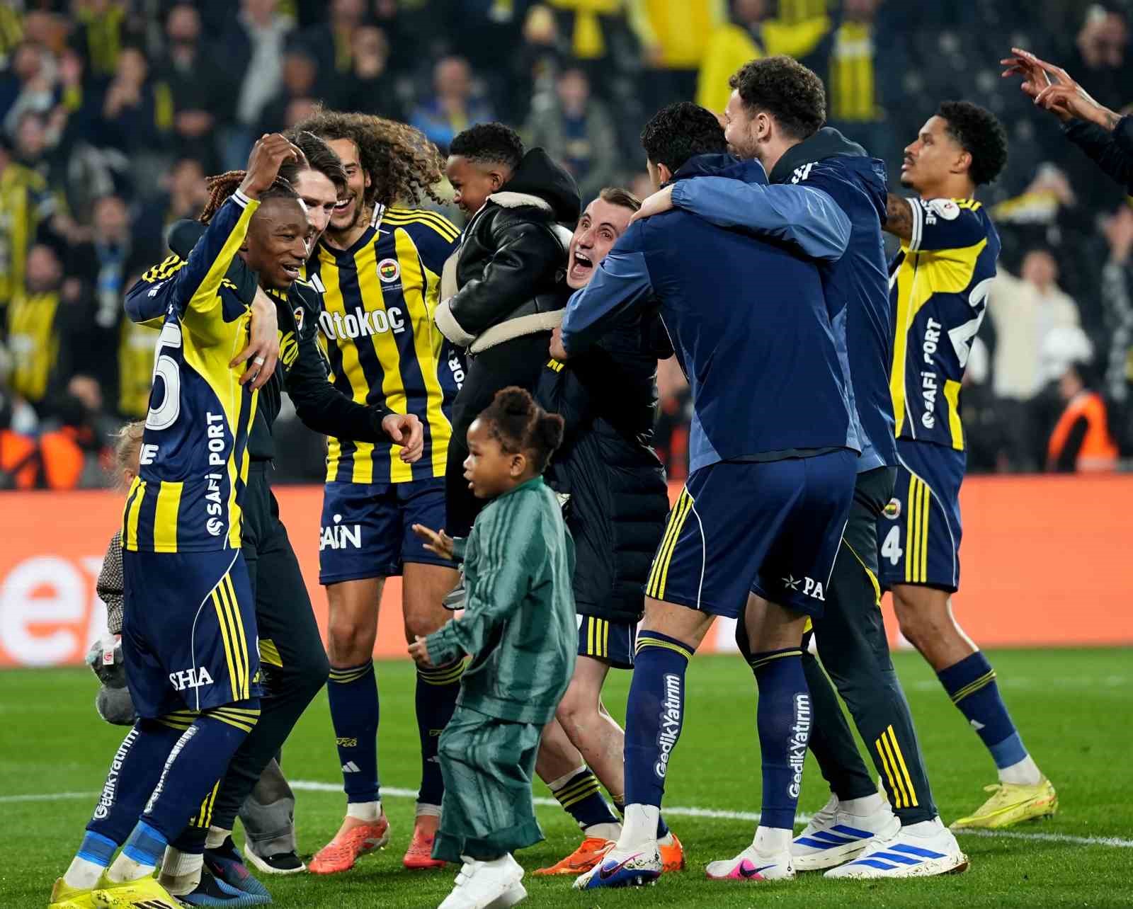 Fenerbahçeli futbolculardan derbi galibiyeti coşkusu
