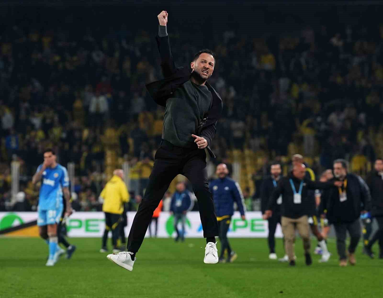 Fenerbahçeli futbolculardan derbi galibiyeti coşkusu
