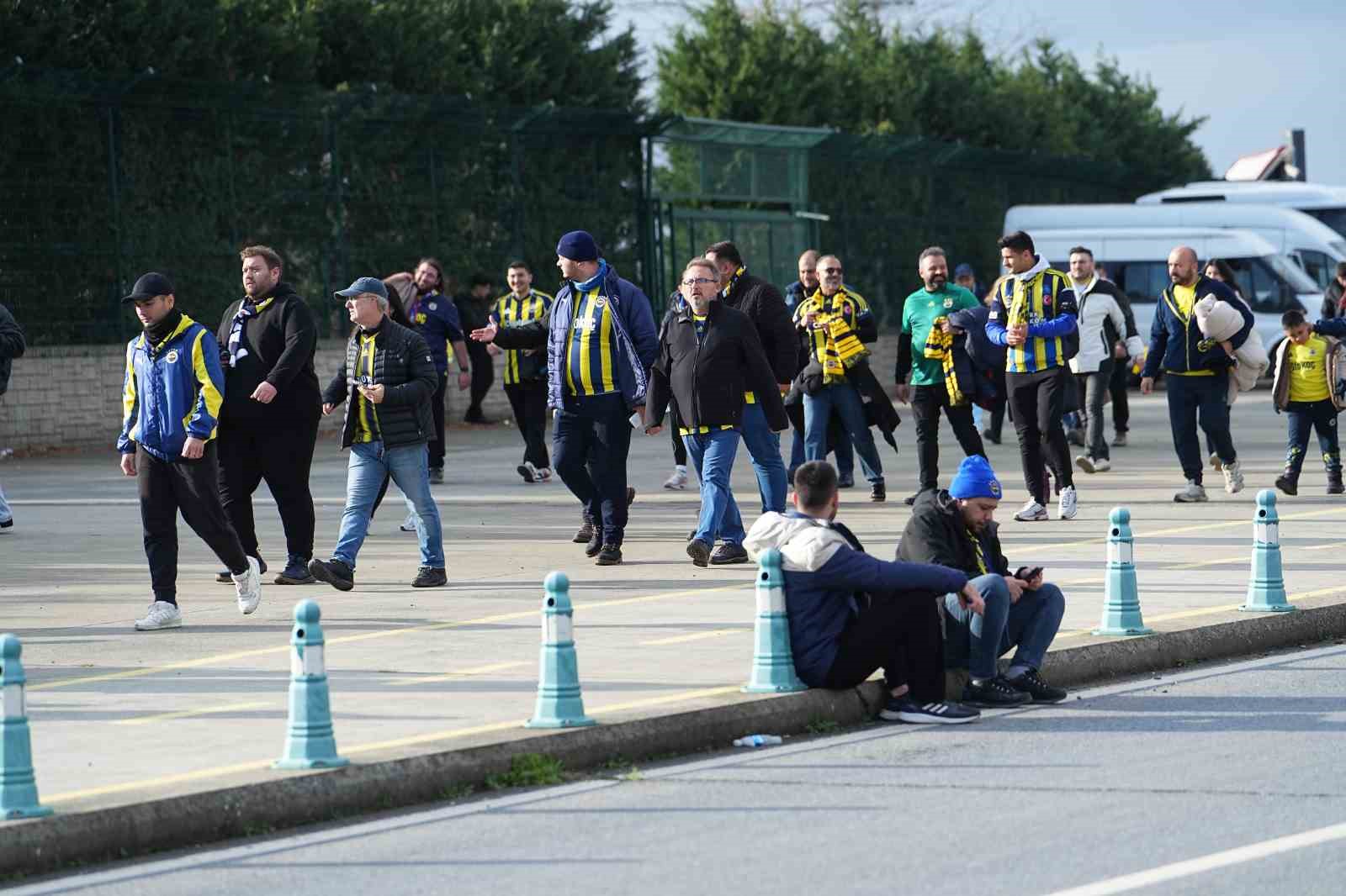 Fenerbahçeli taraftarlar Süper Kupa finali için stada geldi
