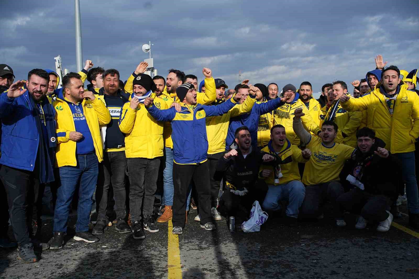 Fenerbahçeli taraftarlar Süper Kupa finali için stada geldi
