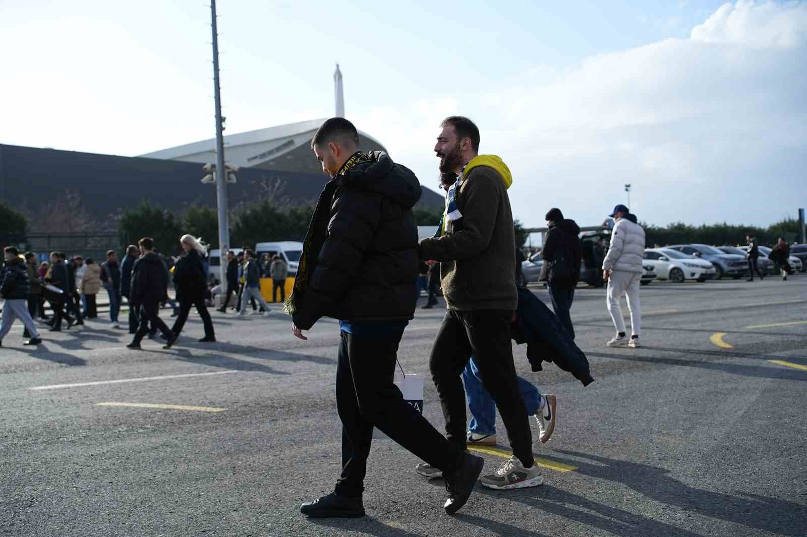 Fenerbahçeli taraftarlar Süper Kupa finali için stada geldi
