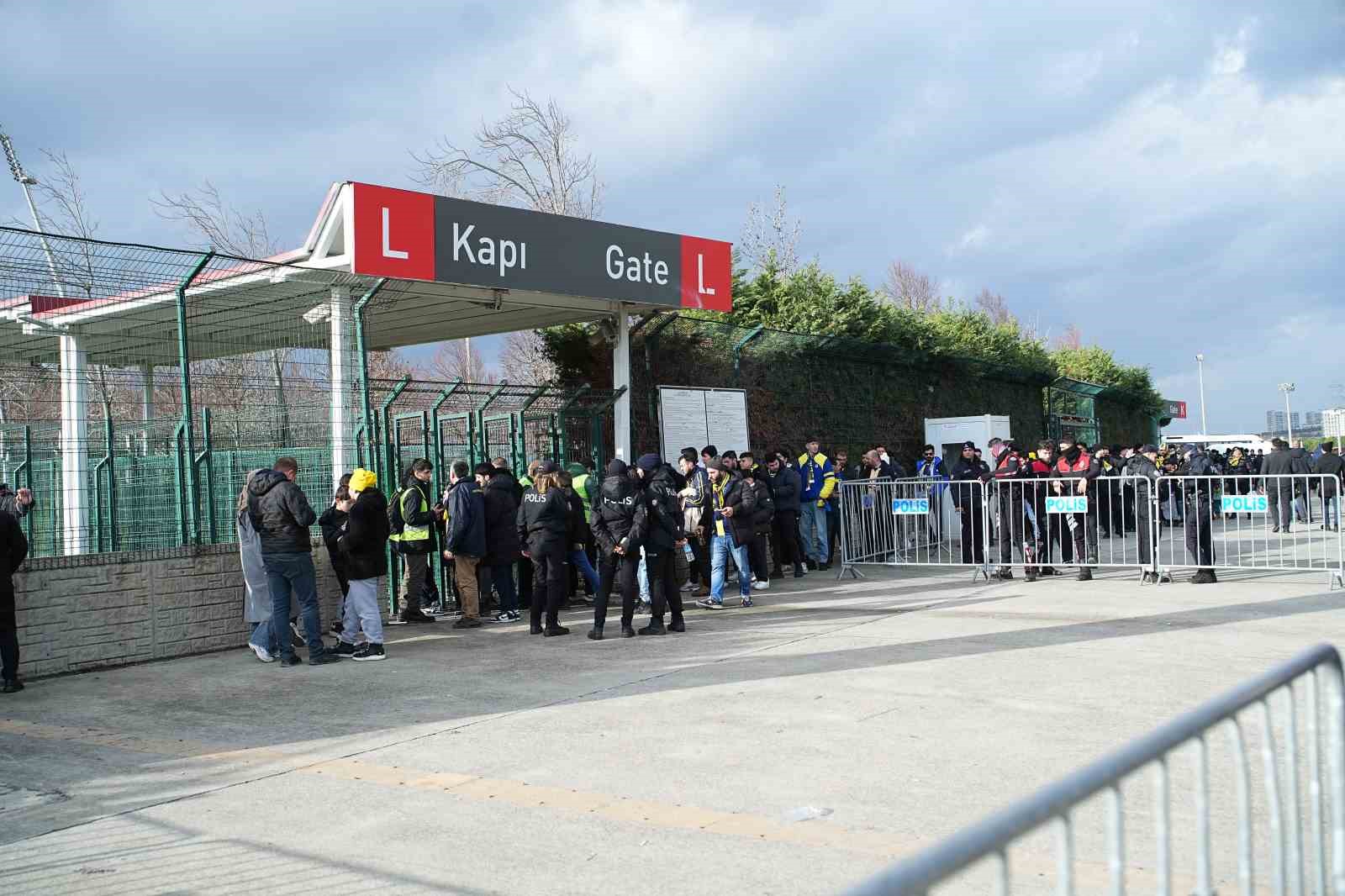 Fenerbahçeli taraftarlar Süper Kupa finali için stada geldi
