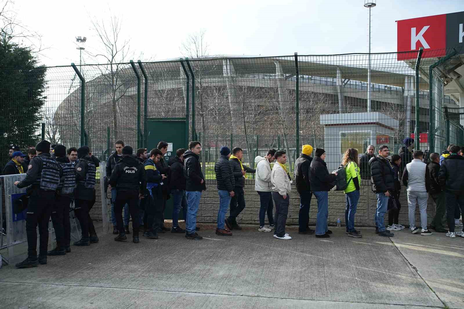 Fenerbahçeli taraftarlar Süper Kupa finali için stada geldi
