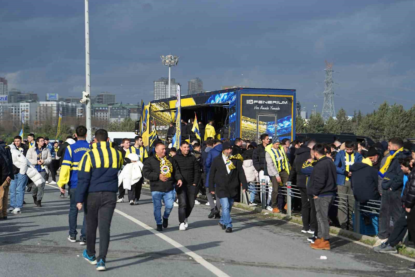 Fenerbahçeli taraftarlar Süper Kupa finali için stada geldi
