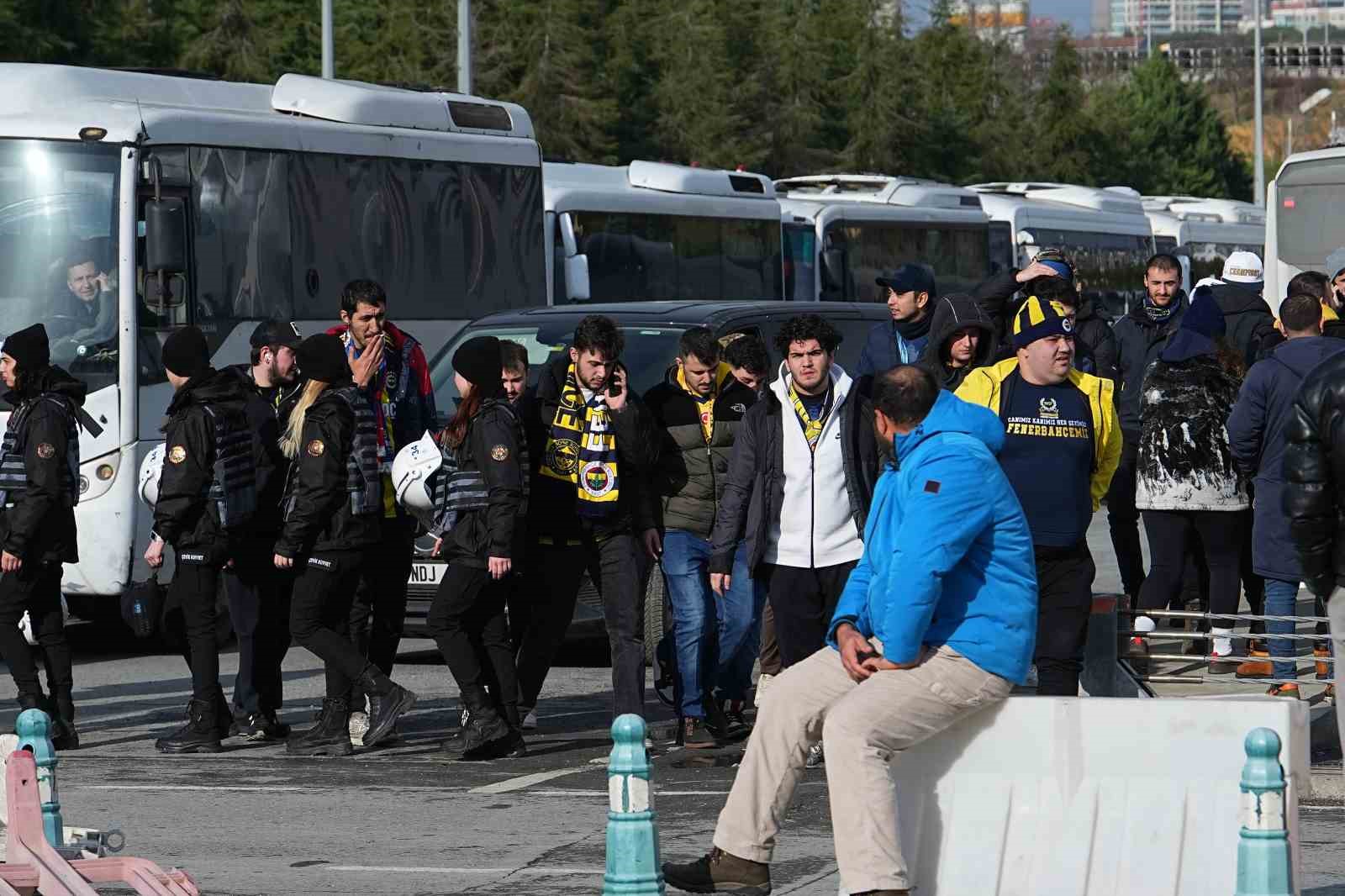 Fenerbahçeli taraftarlar Süper Kupa finali için stada geldi
