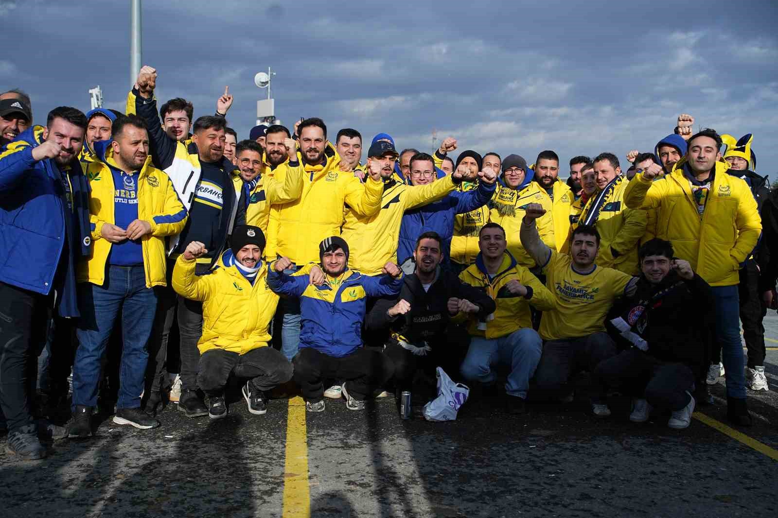 Fenerbahçeli taraftarlar Süper Kupa finali için stada geldi
