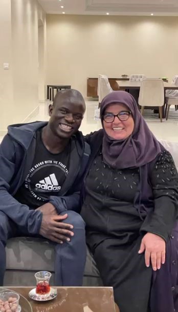 Fenerbahçe’nin yeni transferi N’Golo Kante ile samimiyeti gündem olan Hatun teyze konuştu
