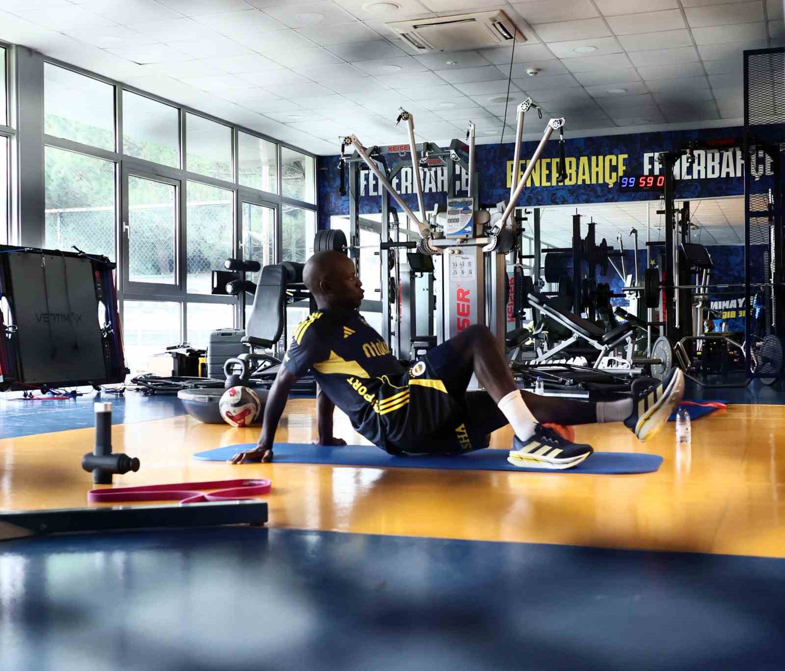 Fenerbahçe’nin yeni transferi N’Golo Kante, tesisleri gezdi ve ilk antrenmanını yaptı
