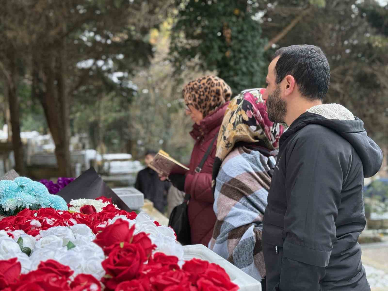 Ferdi Tayfur vefatının 1. yıl dönümünde mezarı başında anıldı
