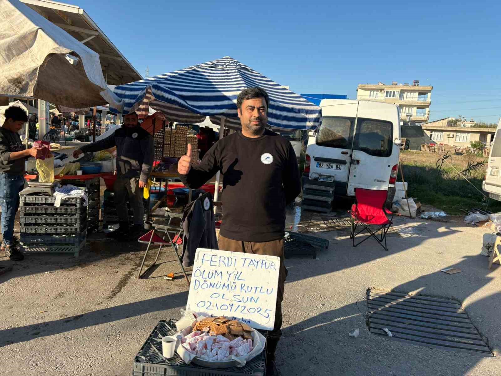 Ferdi Tayfur’un ölüm yıldönümünde lokum ve bisküvi dağıttı
