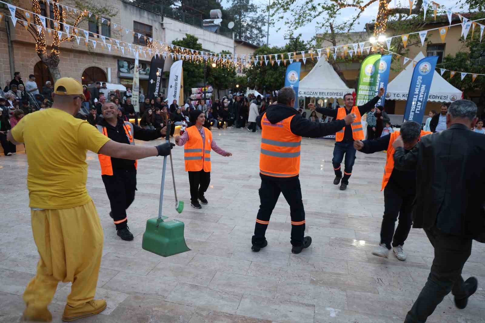 Festival alanını hem temizlediler hem eğlendiler
